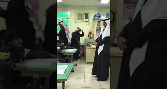 بالفيديو..وزير التعليم يسأل طلاب عن أسباب غيابهم..والطلاب يؤكدون :البرد