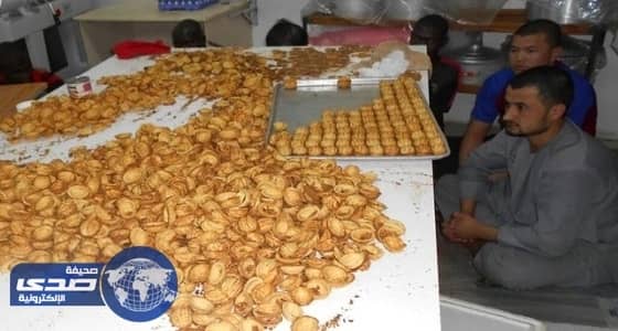 بالصور.. احباط توزيع طنَّيْن من الحلويات بها حشرات في الجموم