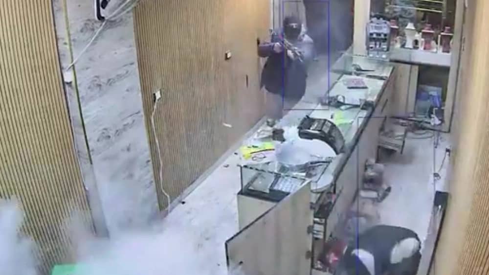 مسلحان يقتحمان محل ذهب في حلب ويقتلان شخصين .. فيديو