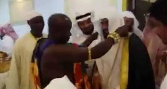 بالفيديو.. إمام الحرم المكي يهدي "بشته" لحاج أفريقي