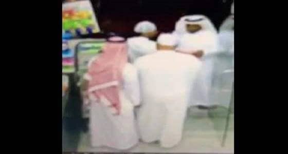 بالفيديو ..لحظة سرقة مواطن من قبل 4 أشخاص في سوبر ماركت بطريقة محكمة