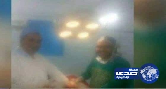 احالة 3 أطباء مصريين للتحقيق بعد التقاطهم "سيلفي" أثناء إجراء ولادة قيصرية ونشروها