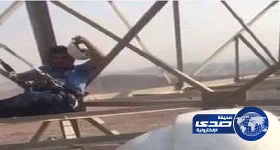 بالفيديو..لحظة جلوس شاب على حافة برج كهرباء شاهق أثناء استراحته ويتغنى بصوت شجي