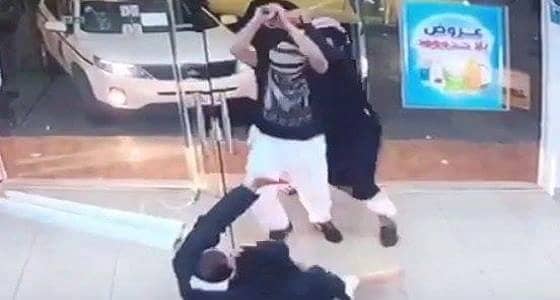 بالفيديو ..لحظة تعدي شخصين على موظف في الجمارك بالضرب المبرح