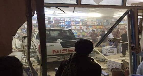 بالصور..اقتحام مركبة لمحلٍ تجاري بالقنفذة بسبب نوبة صرع