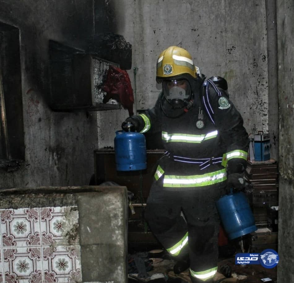 بالصور.. مدفأة كهربائية تتسبب في حريق داخل شقة سكنية بحائل