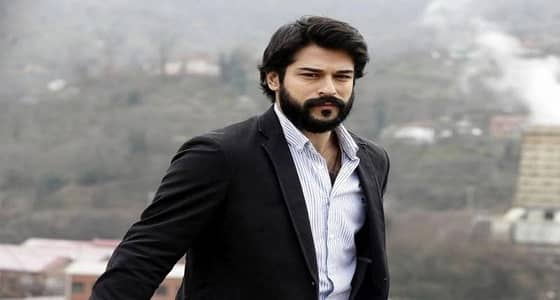 بوراك أوزجفيت يعجب بفنانة شهيرة.. والأخيرة تعلق