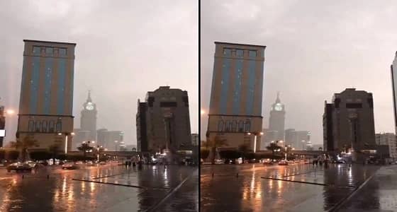 برج الساعة يشاهد لوحة فنية ممطرة في مكة المكرمة (فيديو)