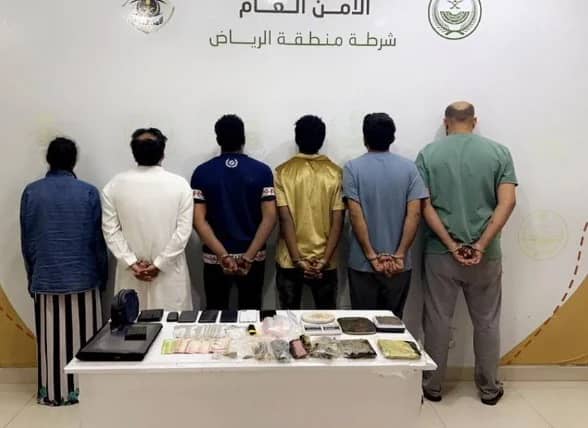 القبض على 6 أشخاص روجوا مخدرات وممنوعات بالرياض