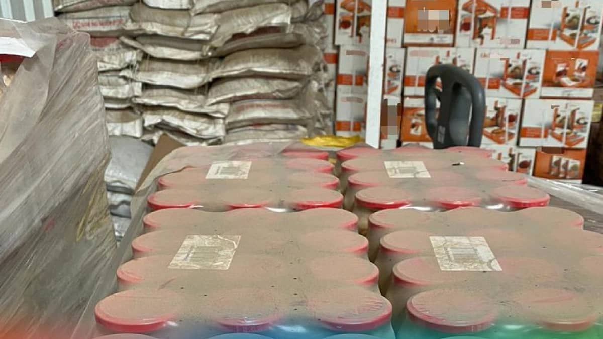 بالصور.. ضبط مستودع لتخزين منتجات غذائية منتهية الصلاحية في القصيم