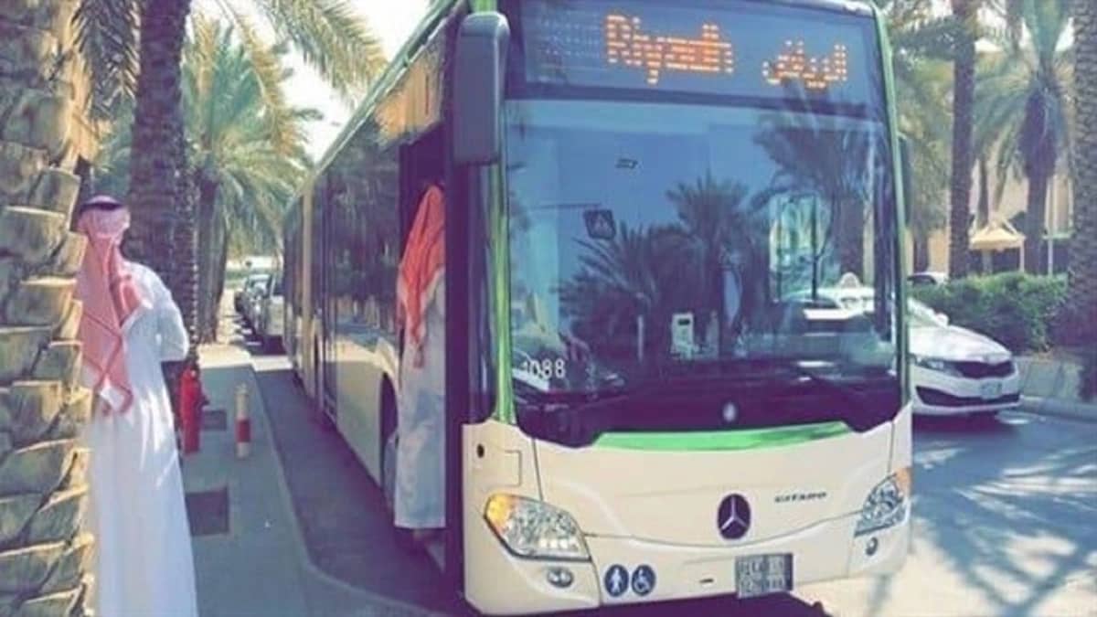 الإجراءات المطبقة على ركاب الحافلات منها: ترك الصف الأول من المقاعد فارغًا