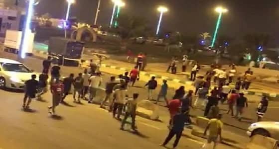 بالفيديو والصور.. فوضى تنتهي بمضاربة بين فتيات وشباب في محايل عسير