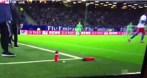 بالفيديو.. مدرب يسرق أثناء مباراة