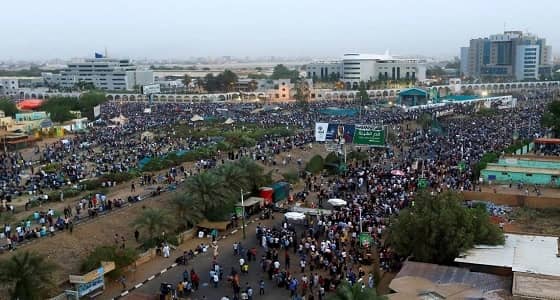بالفيديو.. احتفال السودانيين بتنحي " البشير " عن حكم السودان