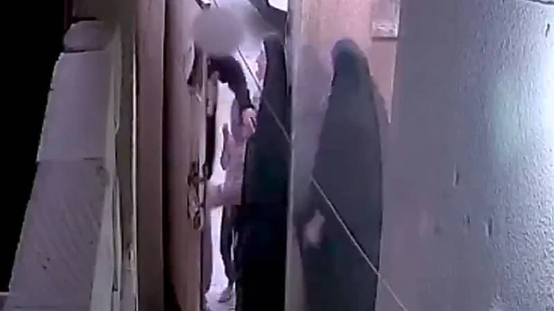 بالفيديو .. رجل يطلق النار على طليقته