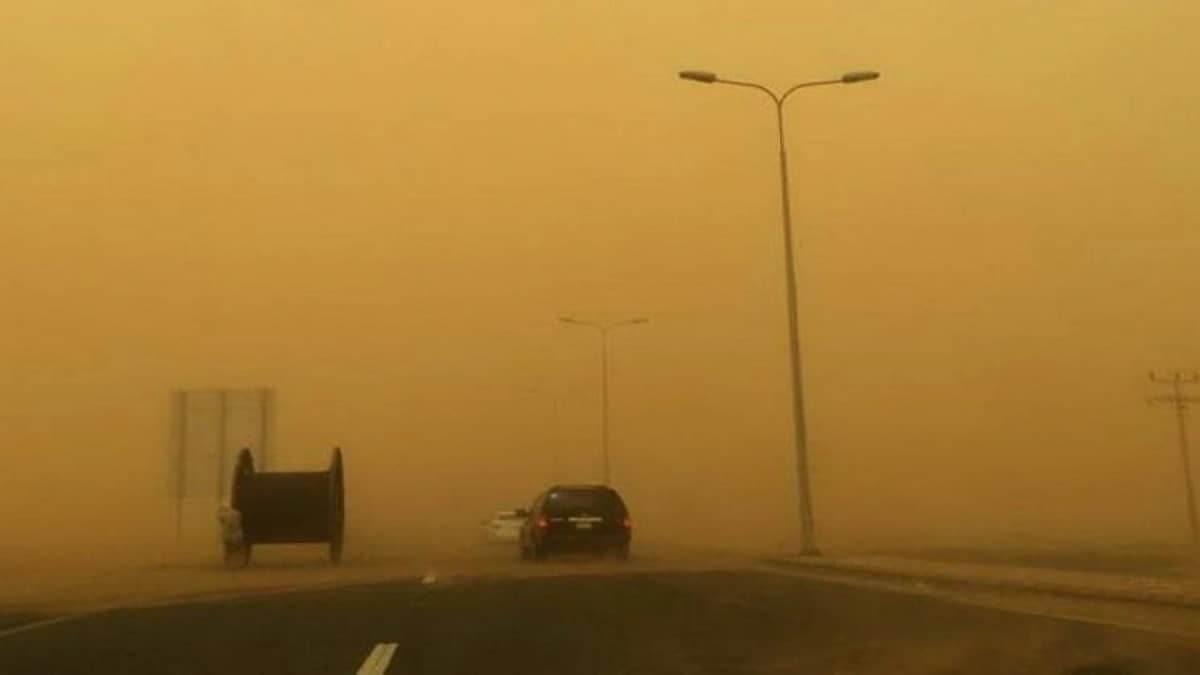 أتربة مثارة تجتاح المنطقة الشرقية