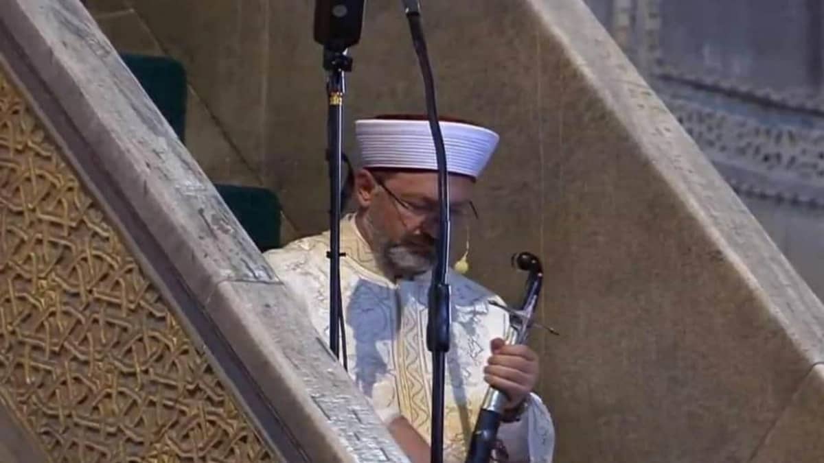 خطيب أردوغان يثير الجدل بحمله سيف في يده على منبر " آيا صوفيا "