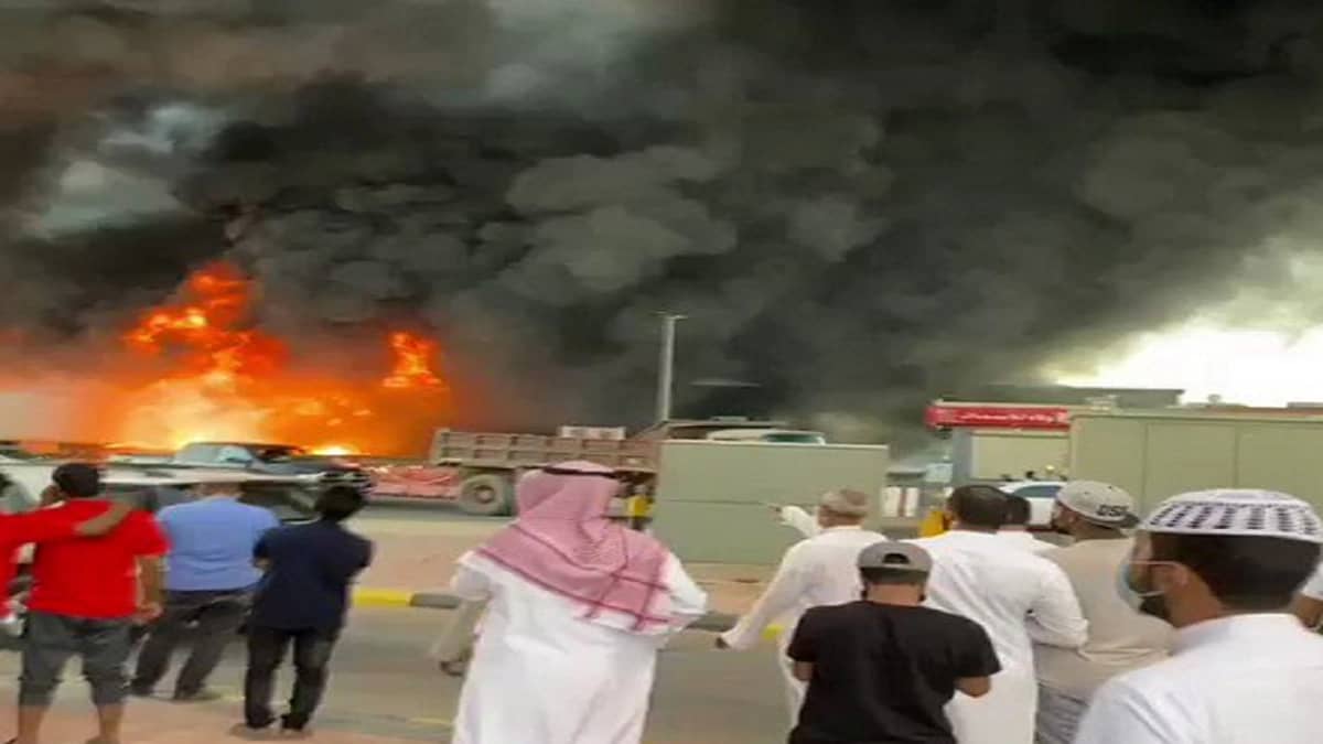 بالفيديو .. حريق هائل يلتهم محلات بسوق الخضار بسكاكا