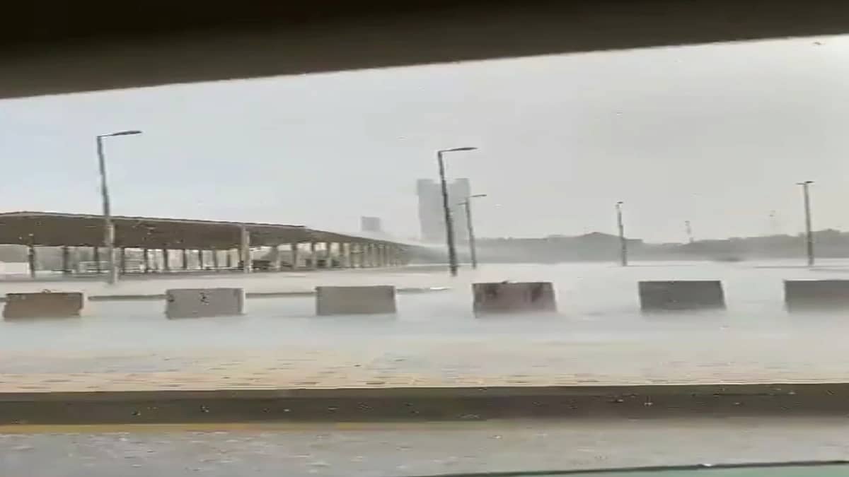 بالفيديو.. لحظة هطول أمطار غزيرة على أجزاء من الرياض