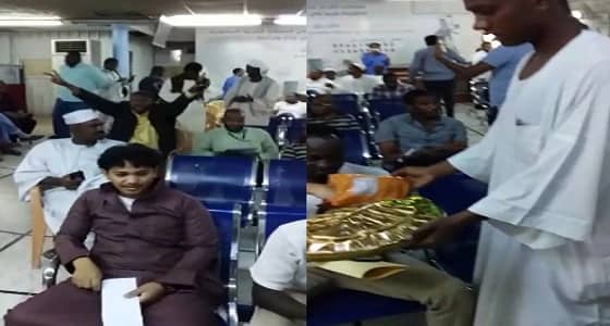 بالفيديو.. " سودانيون " يحتفلون بتنحي البشير بالقنصلية السودانية في جدة