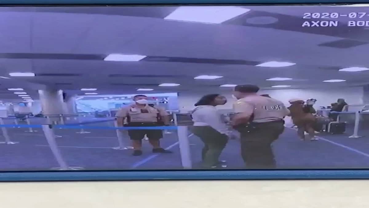 الفيديو.. ضابط شرطة يلكم إمراة سوداء على وجهها ويدفعها أرضا