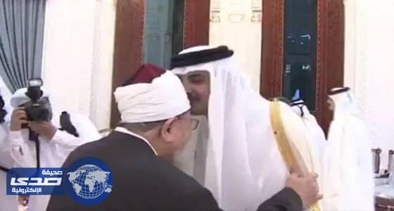 «العذبة» يحرج تميم بنشر فيديو تقبيل رأس القرضاوي ويحذفه بعد دقائق