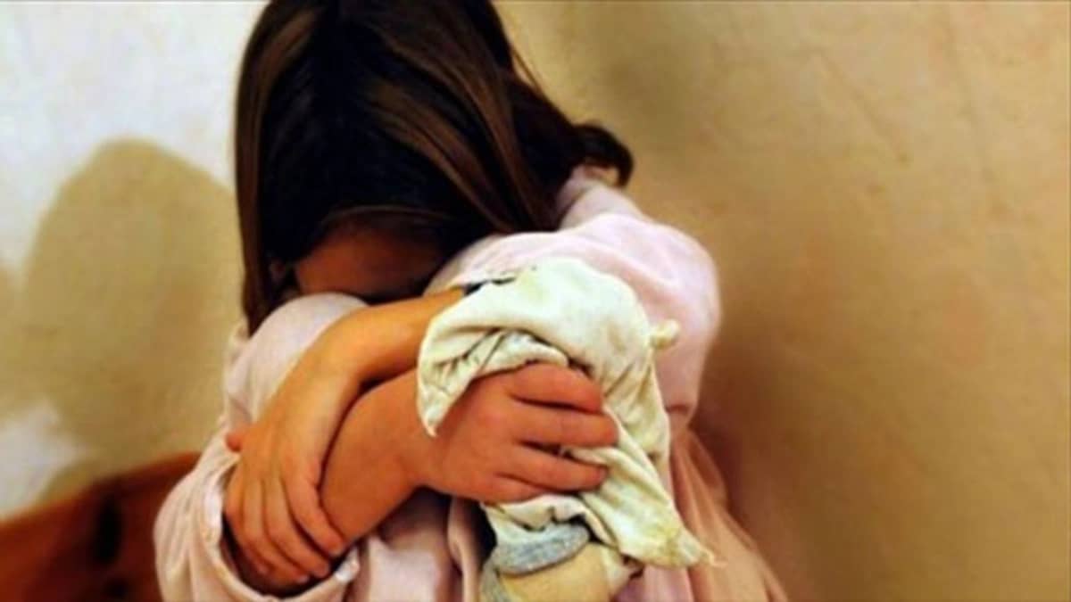 عامل يعتدي على طفلة ويخدعها بعلاقة عاطفية