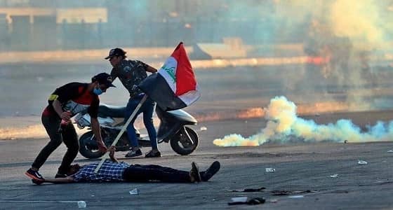 بالفيديو..جوازات سفر إيرانية تتساقط من القوات التي تطارد متظاهري العراق