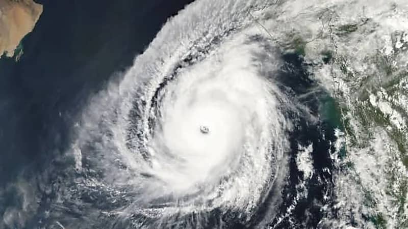 توقف الملاحة الجوية بمطار مسقط والموانيء القريبة بسواحل عمان "صور"