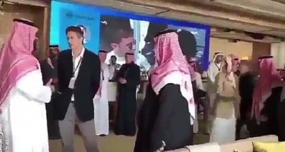 بالفيديو والصور.. لحظة وصول ولي العهد إلى مقر سباق الفورمولا إي بالدرعية