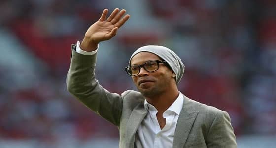 " رونالدينيو " يصل المملكة ويوجه رسالة للسعوديين