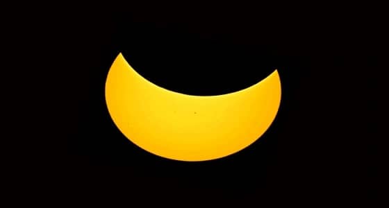 أول كسوف للشمس هذا العالم يحدث في هذا الموعد