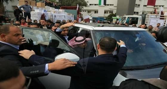 بالفيديو والصور.. هجوم المواطنين بغزة على السفير القطري واتهامه بتعزيز الانقسام الداخلي