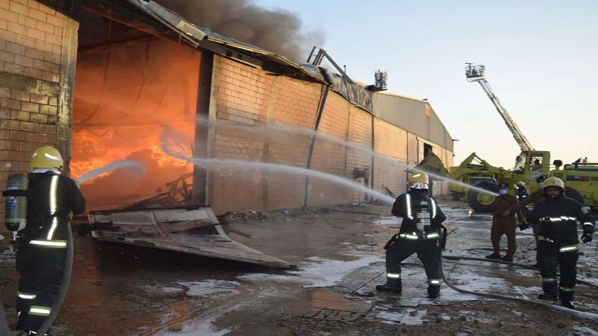 حريق ضخم بمستودع للخيام في الرياض