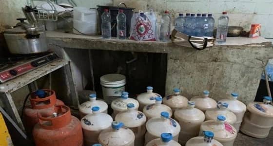 ضبط عمالة آسيوية تدير مصنعاً للخمور في أحد المساكن برفحاء