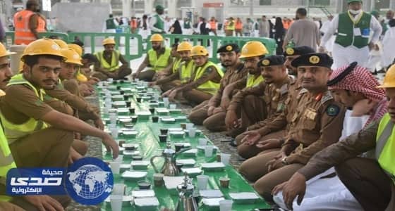 مدير الدفاع المدني بالعاصمة المقدسة يتناول الافطار مع قوة الحرم المكي