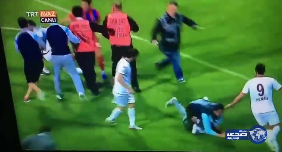 فيديو: الجنون يستمر في الدوري التركي بعد اعتداء مشجع على الحكم بسلاح، ولاعب يرد بمقصية