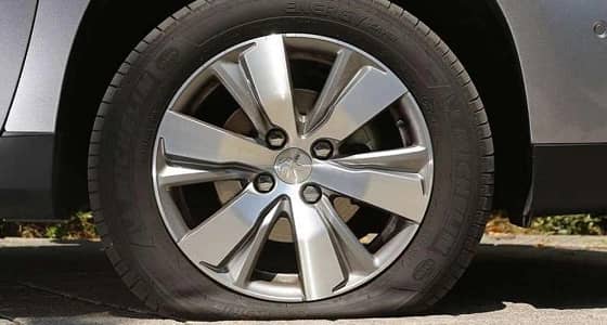 شخص يتلف مركبات منسوبي مدرسة بالطائف ويهددهم بالسكين