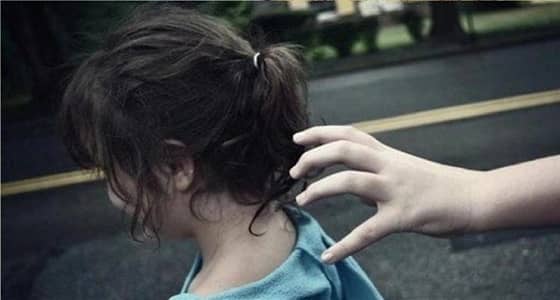 جردوه من ملابسه الداخلية..أهالي يلقنون ثلاثيني درسًا بعدما استدرج طفلة إلى منزله