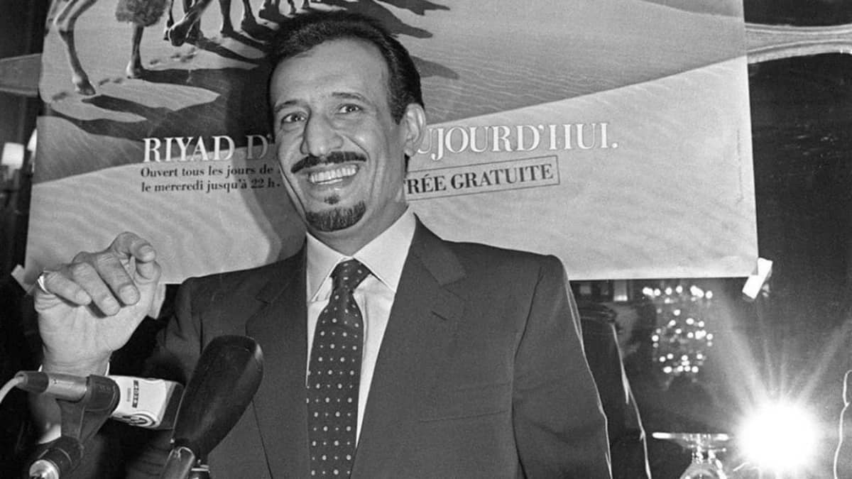 خادم الحرمين الشريفين في معرض الرياض بفرنسا قبل 34 عامًا (صورة)