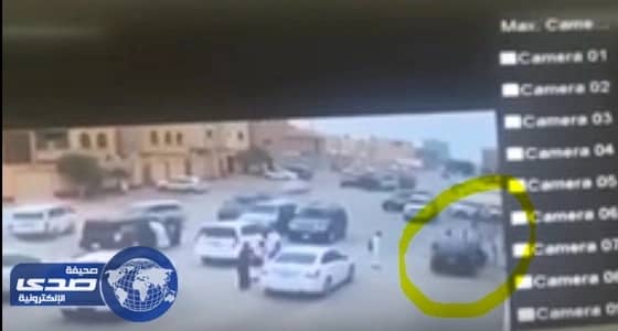 لحظة دهس طالب أثناء خروجه من مدرسته بالرياض «فيديو»