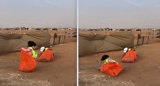 بالفيديو..طفلتان تنظفان الشوارع بالرياض