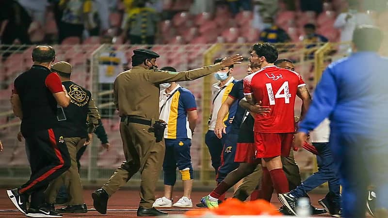 مشاهد فاضحة بين الجهازين الفنيين واللاعبين عقب مباراة النصر والوحدة