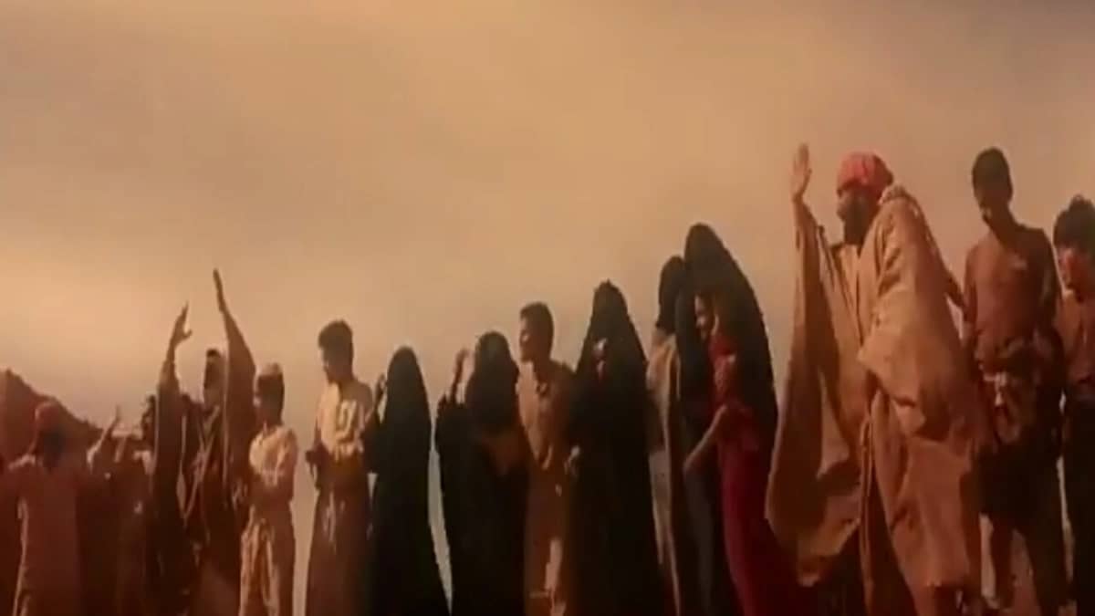 شاهد.. فرحة أهل القصيم عندما أرسل الملك سعود لهم الأكل بعد سيل الغرقة