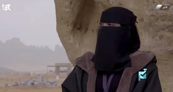 بالفيديو..مرشدة تبهر السائحين بتمسكها بعادات وتقاليد المملكة