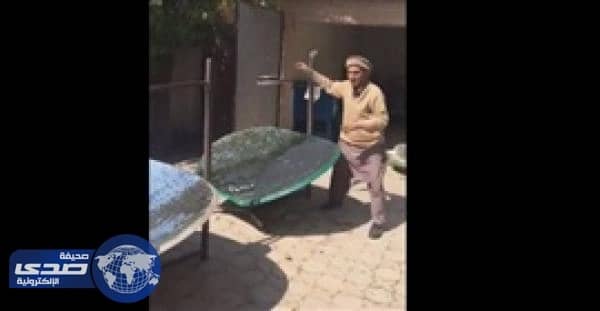 بالفيديو.. رجل يطهو الطعام بأشعة الشمس