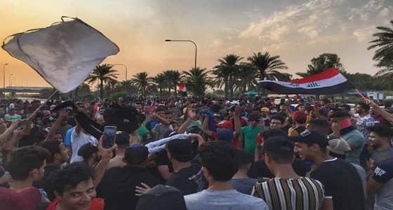 متظاهرون يحرقون مبنى محافظة ذي قار جنوبي العراق