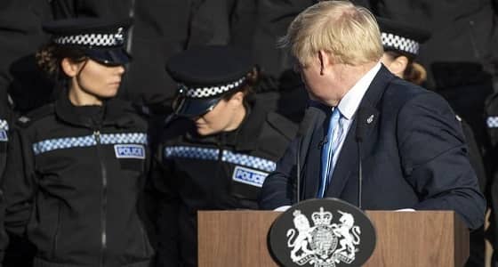 بالفيديو.. ردة فعل رئيس وزراء بريطانيا على إغماء شرطية تقف وراءه أثناء إلقاء خطابه