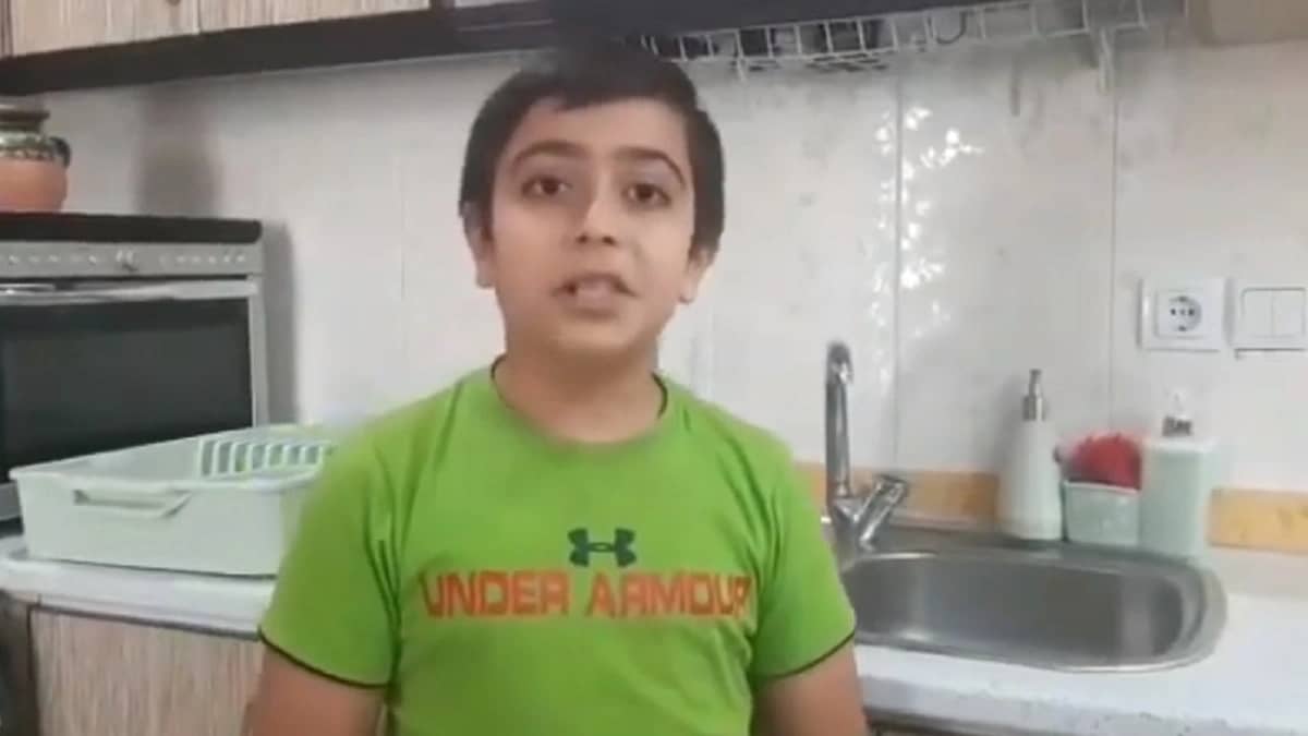 طفل أحوازي يفضح فشل " الملالي " : المعقمات تباع مزورة