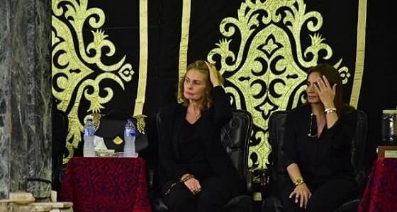 " يسرا " تنفعل على صحافية أثناء تغطيتها لعزاء والدتها